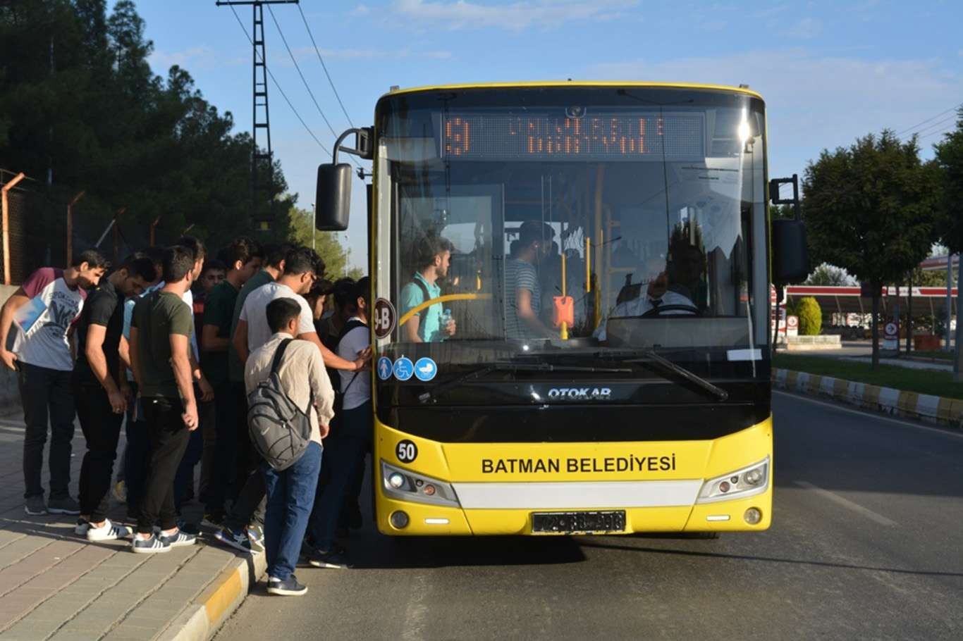 Yolcu ücretini artıran belediyeye tepki gösteren halk zammın geri alınmasını istiyor